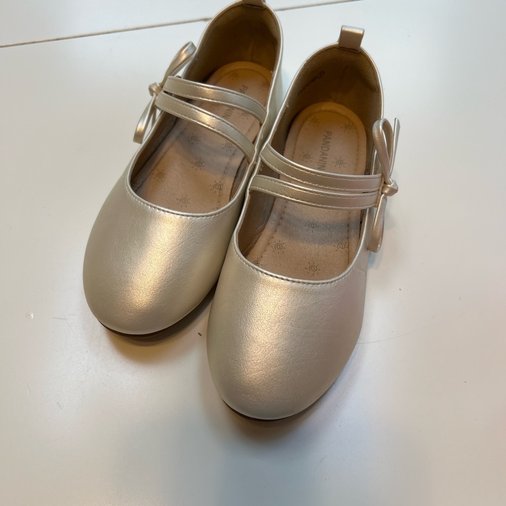 Girls Metallic Cream Mary Jane Dress Shoes with Bow-Velcro buckle. Worn once!